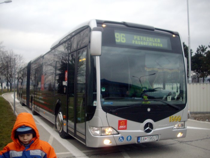 Mercedes-Benz CapaCity #1999 (ex #4020) odpočíva na letisku