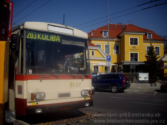 Škoda 14Tr01 a žlty dom kopie.jpg